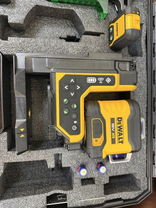 DeWALT DCLE34035B-XJ  професійний лаерний рівень 3х360, з дист. керув.