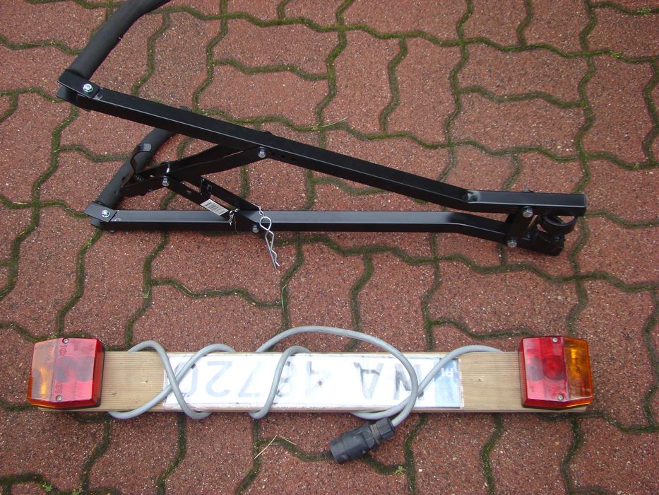Bagażnik rowerowy na hak plus oświetlenie