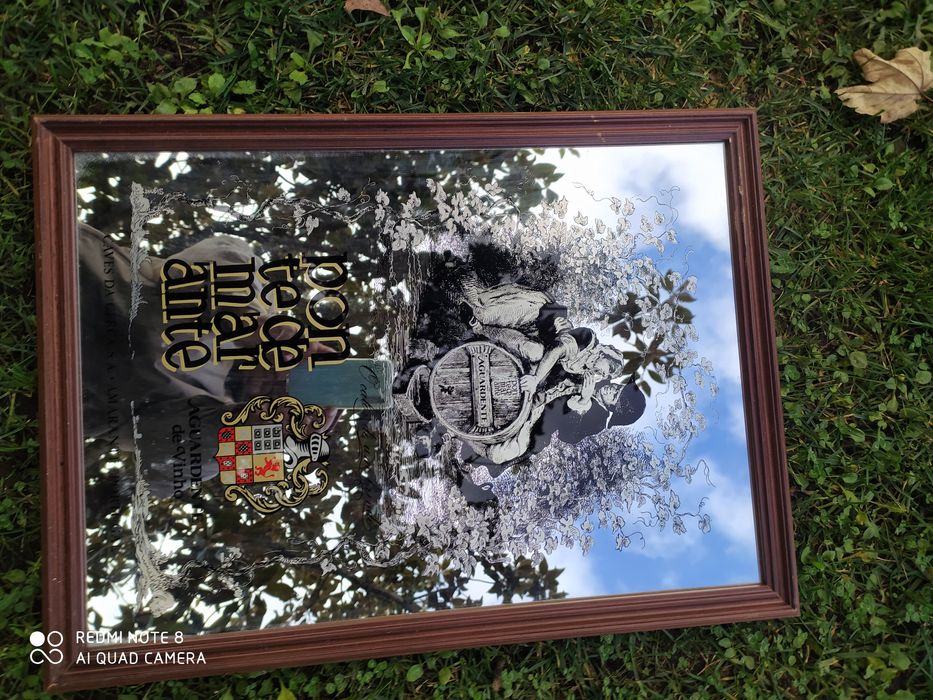 Quadro publicitário espelhado