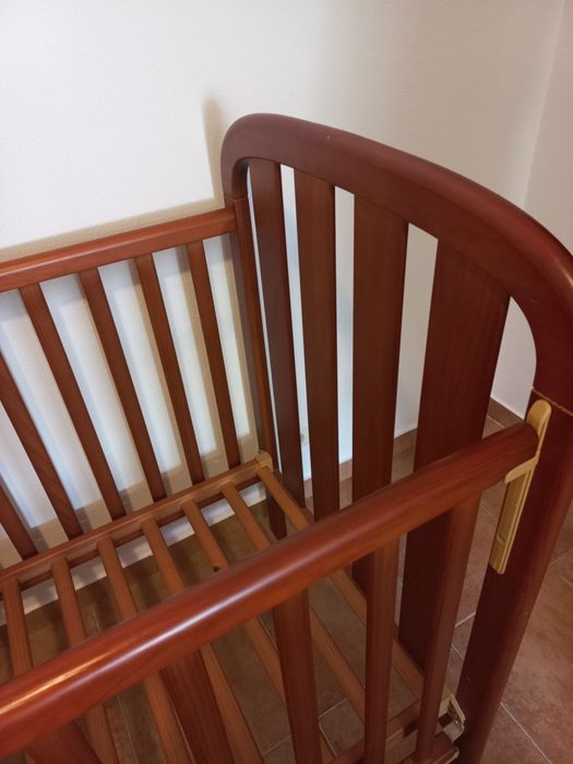 Cama de bebé em madeira