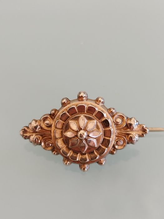 Lindo broche antigo de latão
