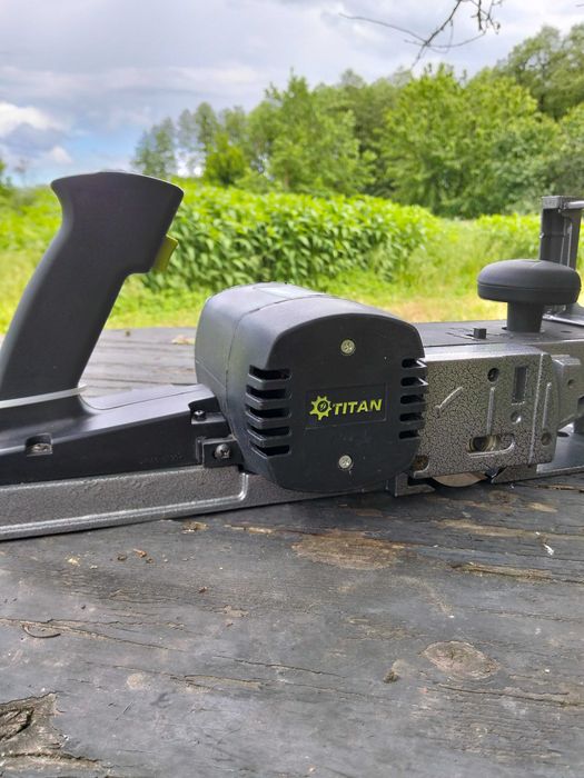 Продам электро рубанок Titan PR20011