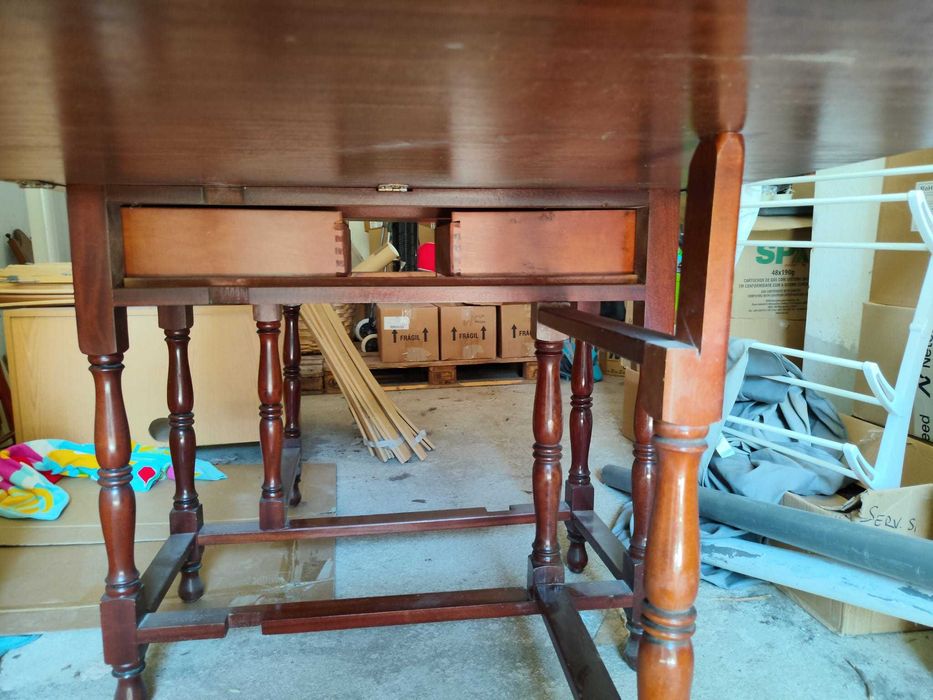 Mesa de jantar extensível em cerejeira