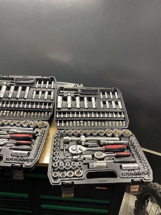 Pakiety narzedzi szafy z narzedziami walizki żaby