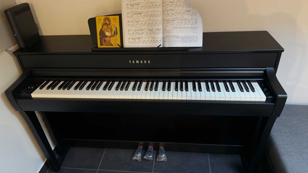 Piano Digital Yamaha CLP-735B com manuais - Como Novo