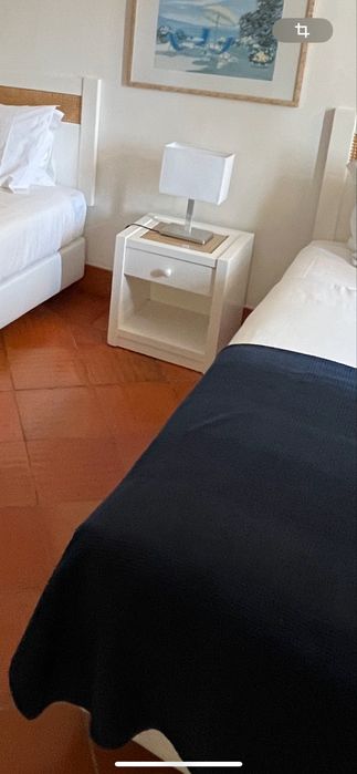 Mesa de cabeceira branca lacada com tampo com palhinha e vidro