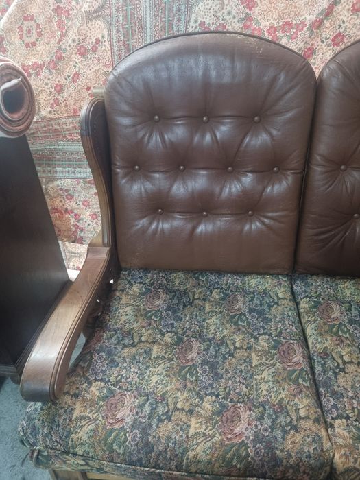 Sofá 2 lugares em madeira e couro