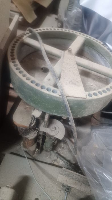 Maquina para fazer cavilhas e cortar