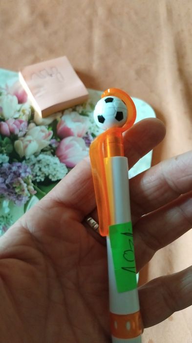 Długopis z  piłką nożną u góry