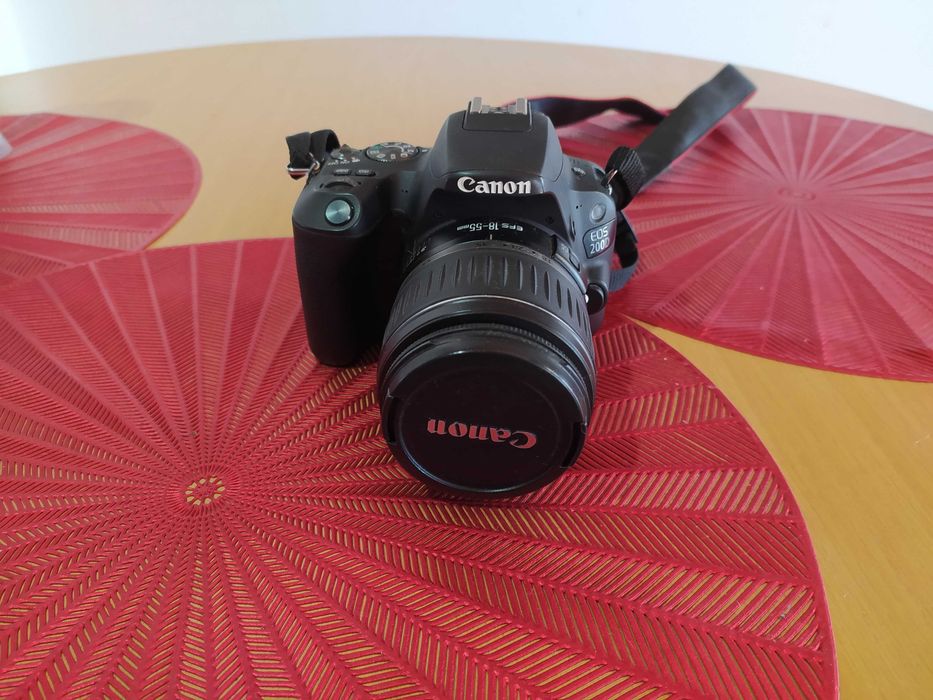 Câmara Canon EOS 200 D