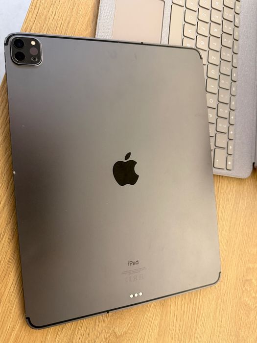 iPad 12.9 4 Gen // 256Gb Cellular + Logitech Combo touch