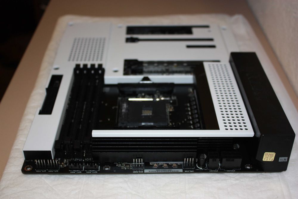 Материнська плата NZXT N7 B550 (sAM4, AMD B550)