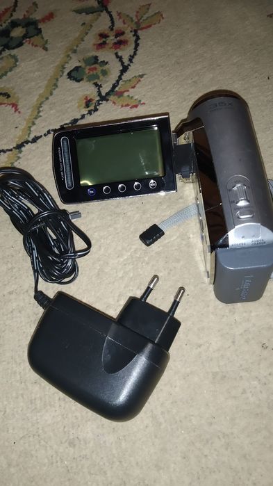 Видеокамера фирмы JVC с зарядным устройством.