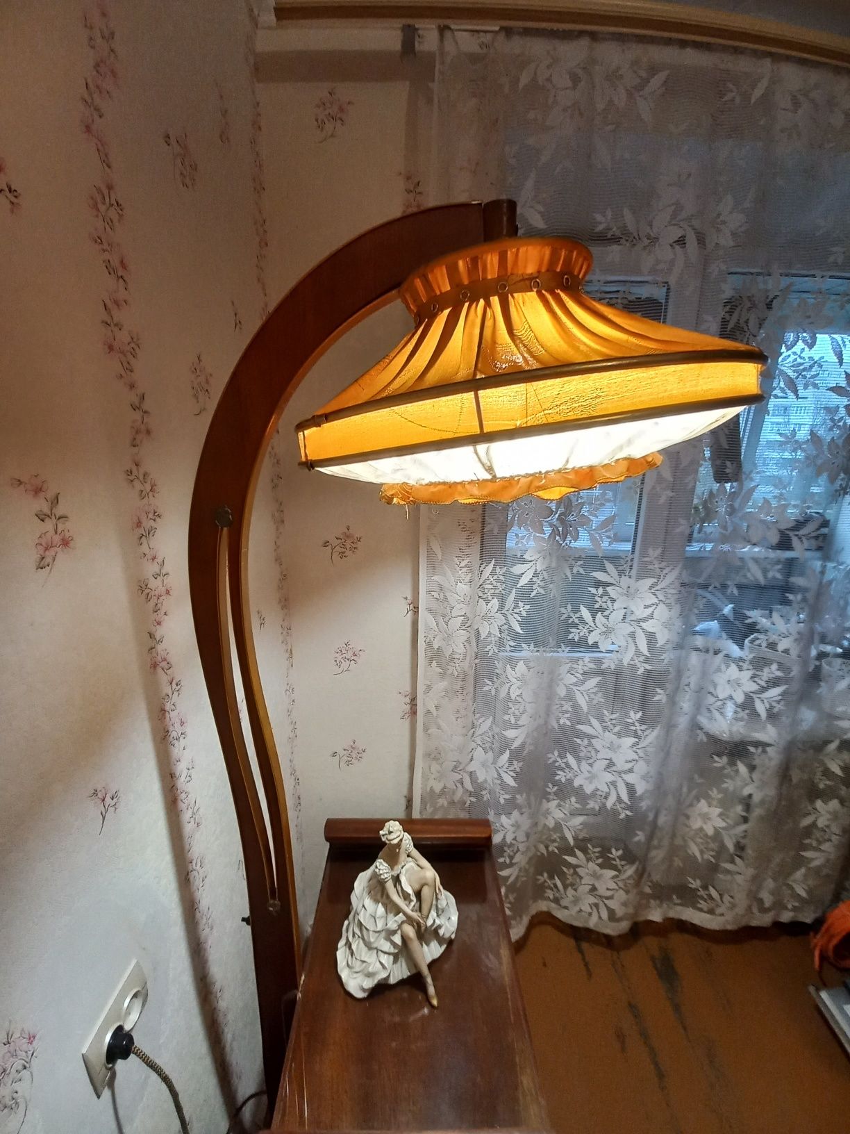 Тумба - торшер з абажуром НДР, б/ в антикваріат: 2 500 грн ...