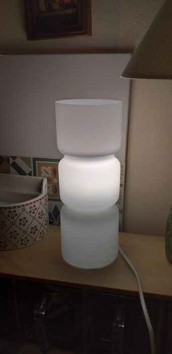 Szklana lampa stołowa