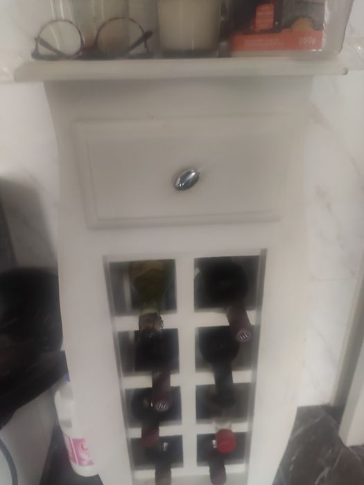 Móvel de cozinha com gaveta e garrafeira