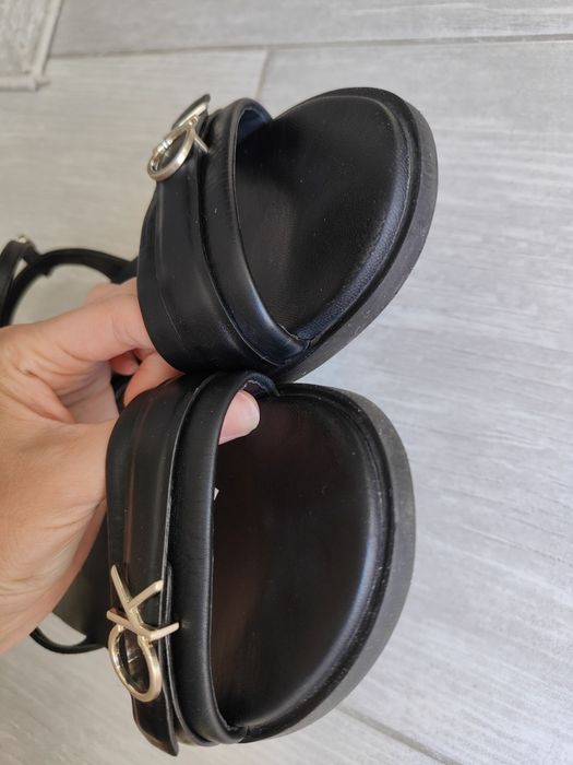 Czarne płaskie sandały skórzane Calvin Klein 38