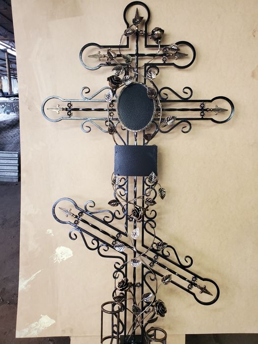 Оградки на кладбище, кованые кресты на могилу ,столы.