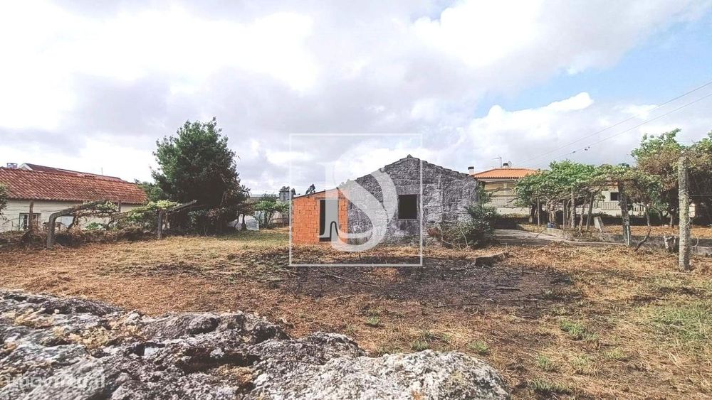 Moradia térrea em pedra, para restauro,  com amplo terreno