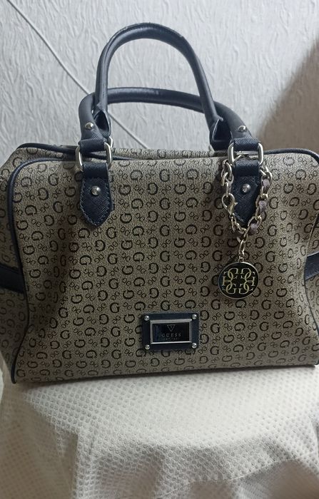 Продам сумку GUESS .