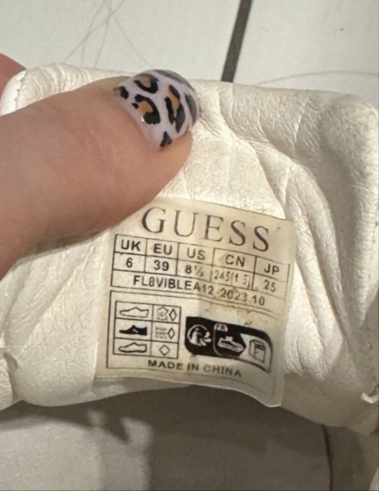 Buty białe guess