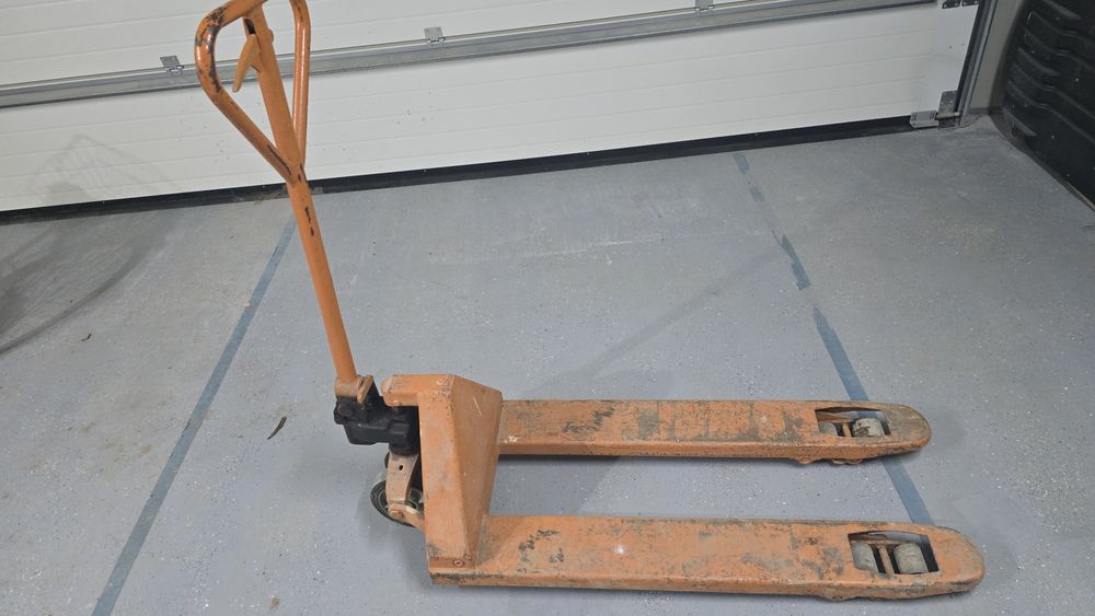 Paleciak ręczny – sprawdzony na budowie – solidny sprzęt