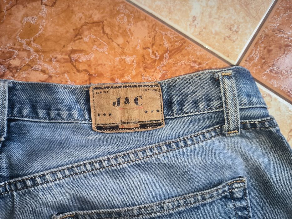 Calças de denim clássico