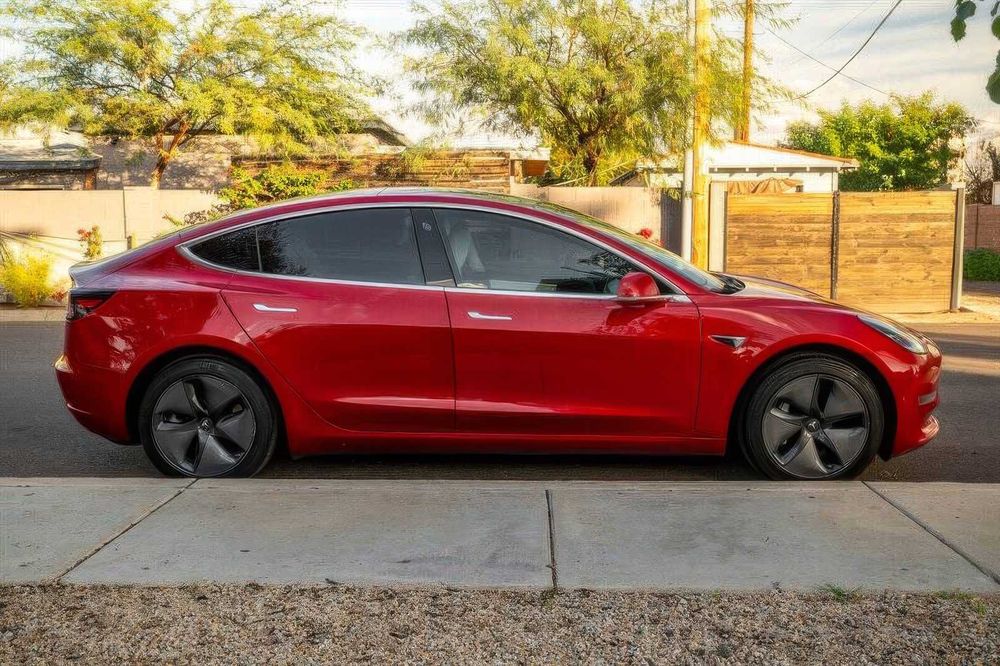 Tesla Model 3      2020