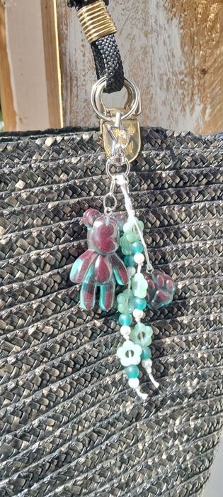Bag charm artesanal urso em verde