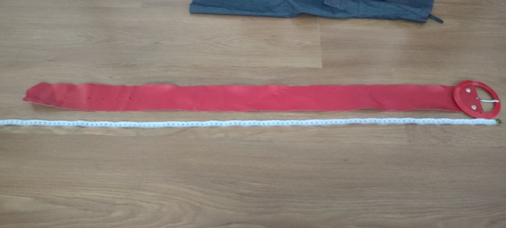 Szara spódnica z czerwonymi guzikami i paskiem 3/4,wymiary są na zdj