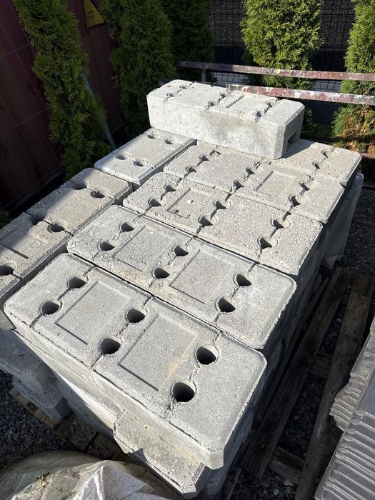 Stopy betonowe do plotu