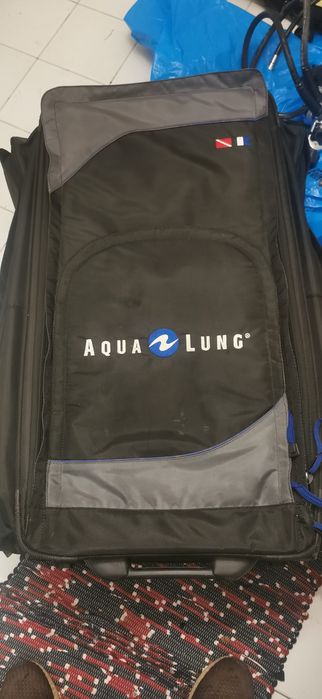 Vendo fato de mergulho e mochila mares