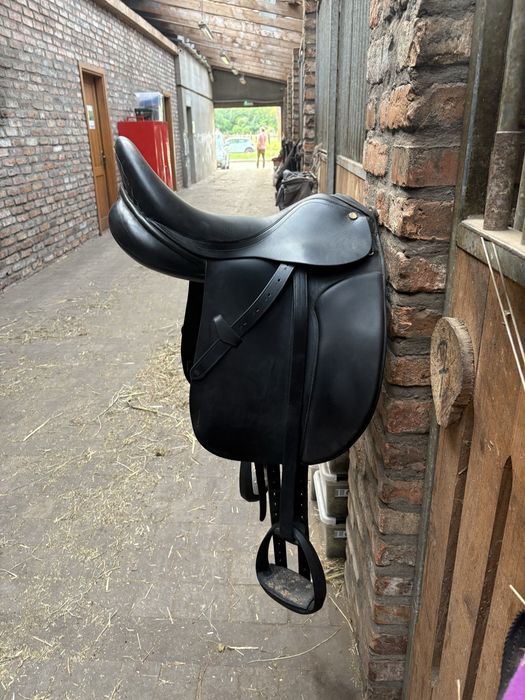 Siodło ujeżdżeniowe czarne Treadstone, 17/S, tybinka 38,5 cm, Wełna