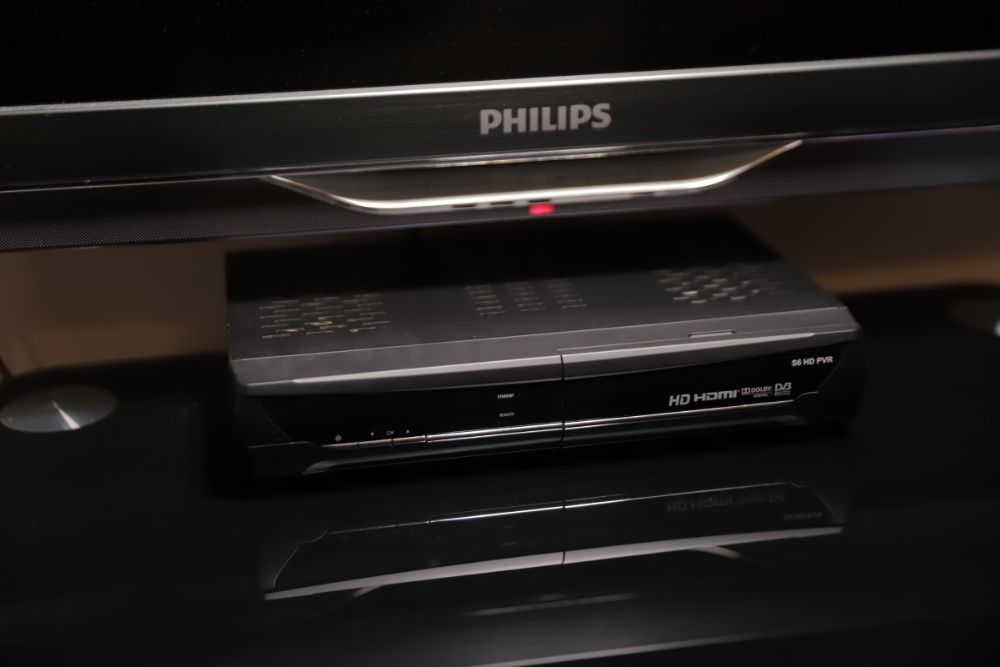 Повний робочий комплект супутникового телебачення, 2 тарілки, 3 тюнера