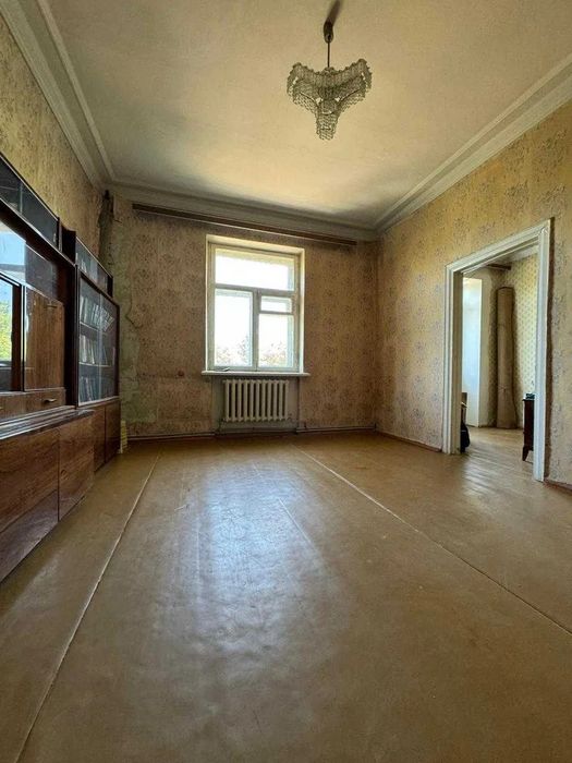 Продам 4-и к/к 85 м2 з гарним розташуванням в самому центрі міста.