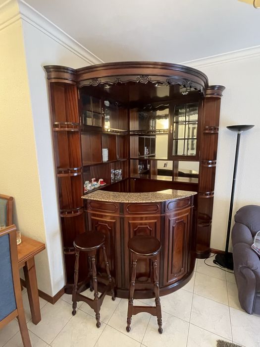 Bar de madeira e granito maciço com dois bancos