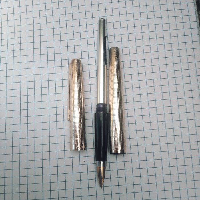 Ручка з золотим пером