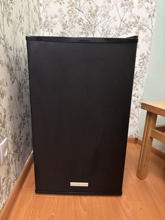 Маленький холодильник в доброму стані