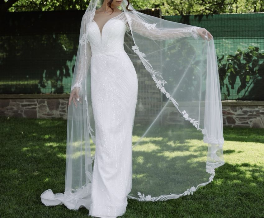 Весільна сукня вишита бісером та довгими прозорими рукавами