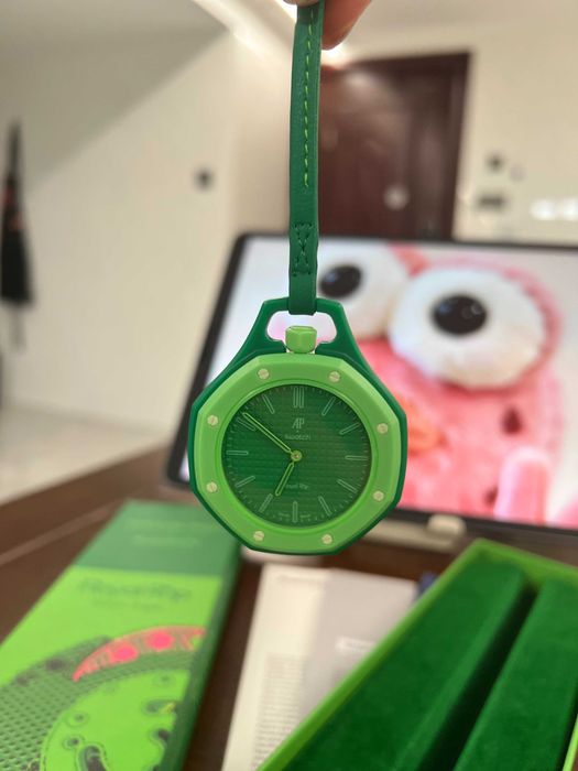 Swatch AP Green Eight – zielony tapisserie, 8 śrubek, 90h rezerwy