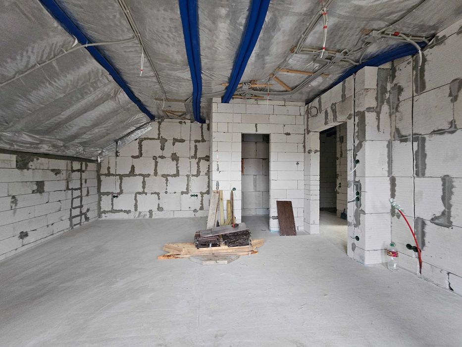 Продаётся новый просторный дом недалеко от воды, в районе Карачунов