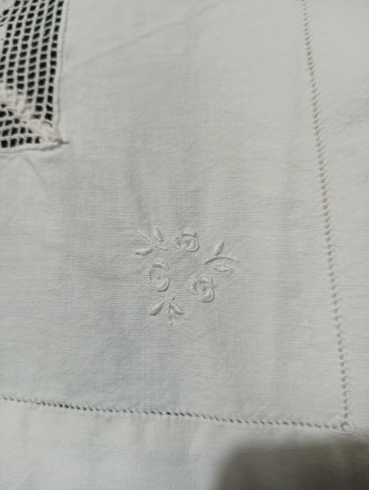 Lençol de cama antigo com renda e bordados