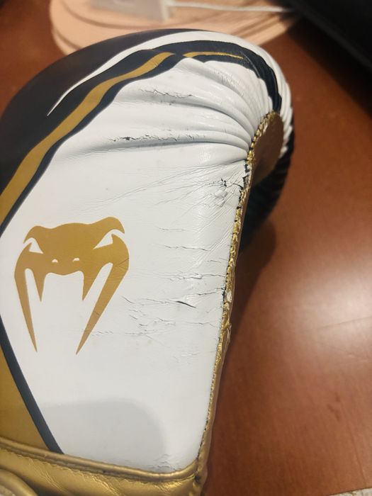 Luvas venom com algumas marcas de uso