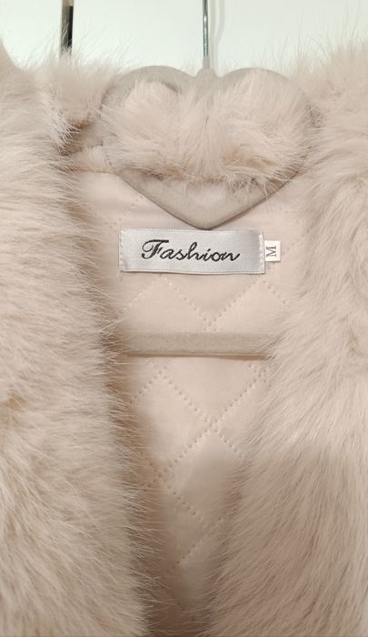 Жіноча шуба кремового кольору