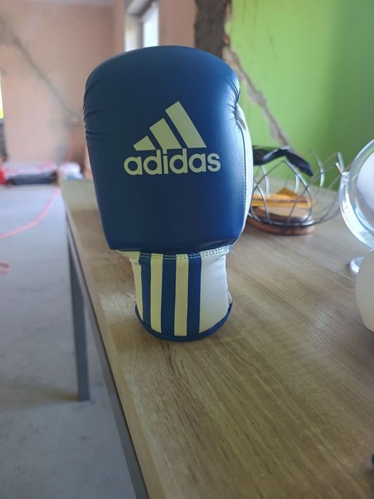Nowe nie używane rękawice bokserskie adidas.