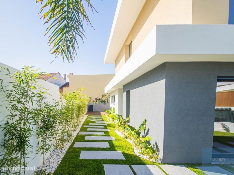 Moradia T5 com Piscina e Jardim no Arneiro