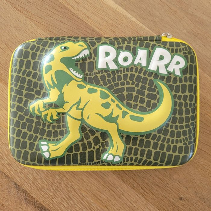 Piórnik z dinozauram 3d wypukłym i z gratisami w środku