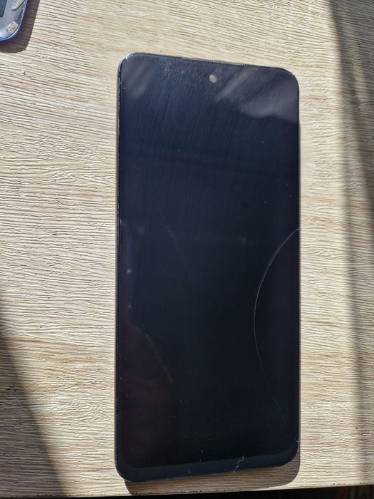 Redmi Note 10 5g i Poco.  Wyświetlacz z ramką.