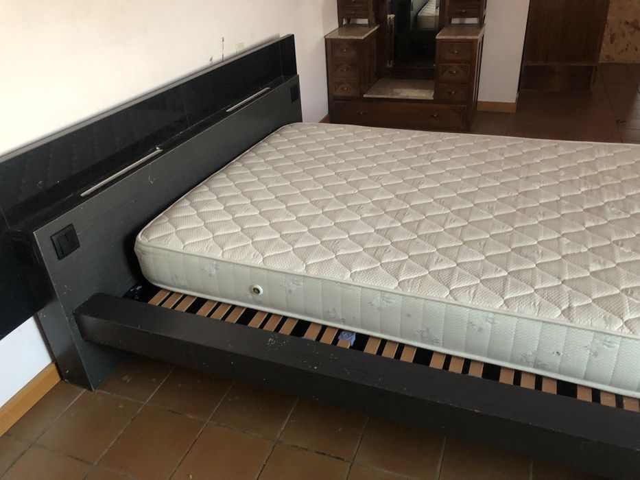 Cama preta com vidro e luzes led