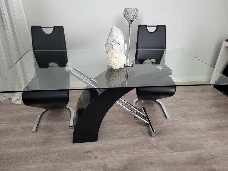 Mesa de sala com cadeiras